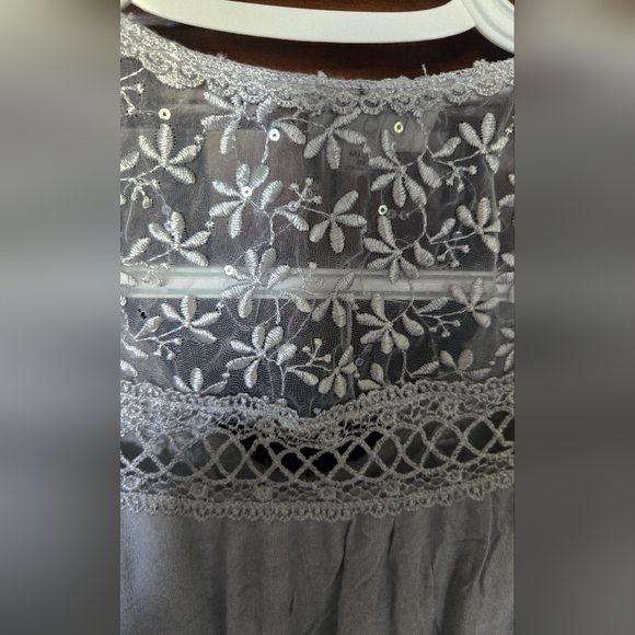 NWOT, POL Gray Embroidered Women's Top, Sz. L - Picture 5 of 6